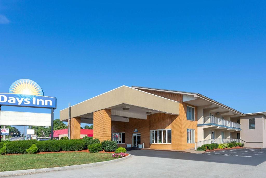 Days Inn by Wyndham Breezewood Main image 1